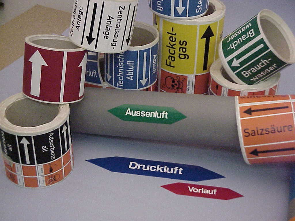 Mehrere Rohrleitungmarkierungen aus Folie