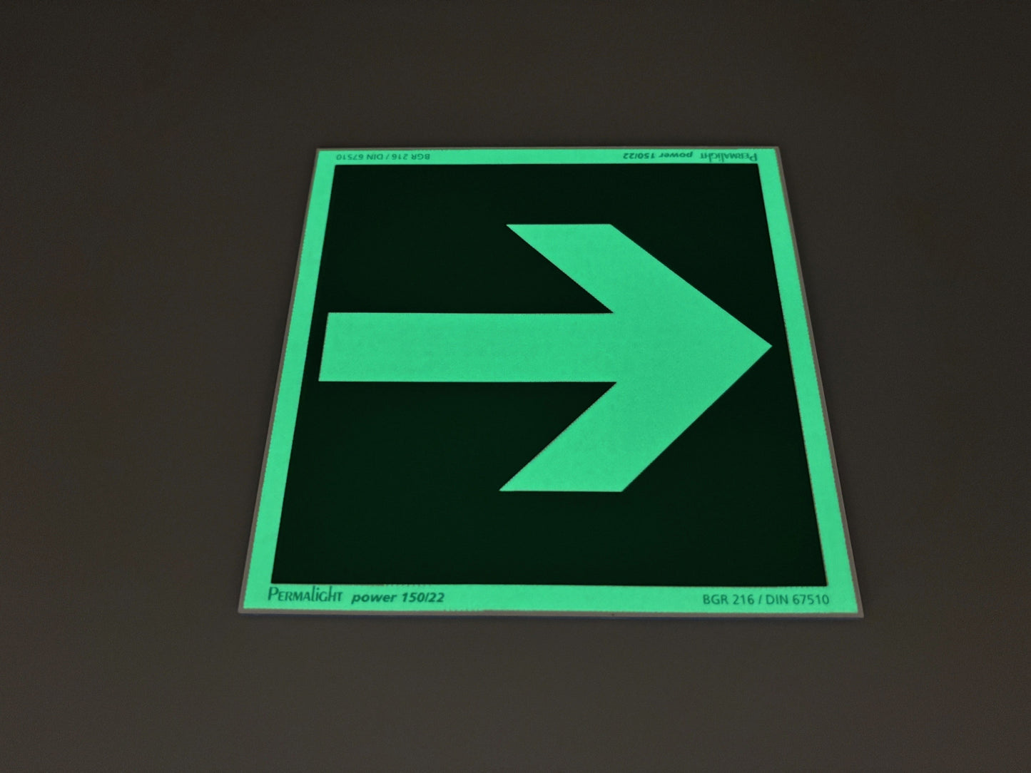 Fluchtwegschild Alu 150x150 Permalight power 150/22 "Richtungspfeil gerade"
