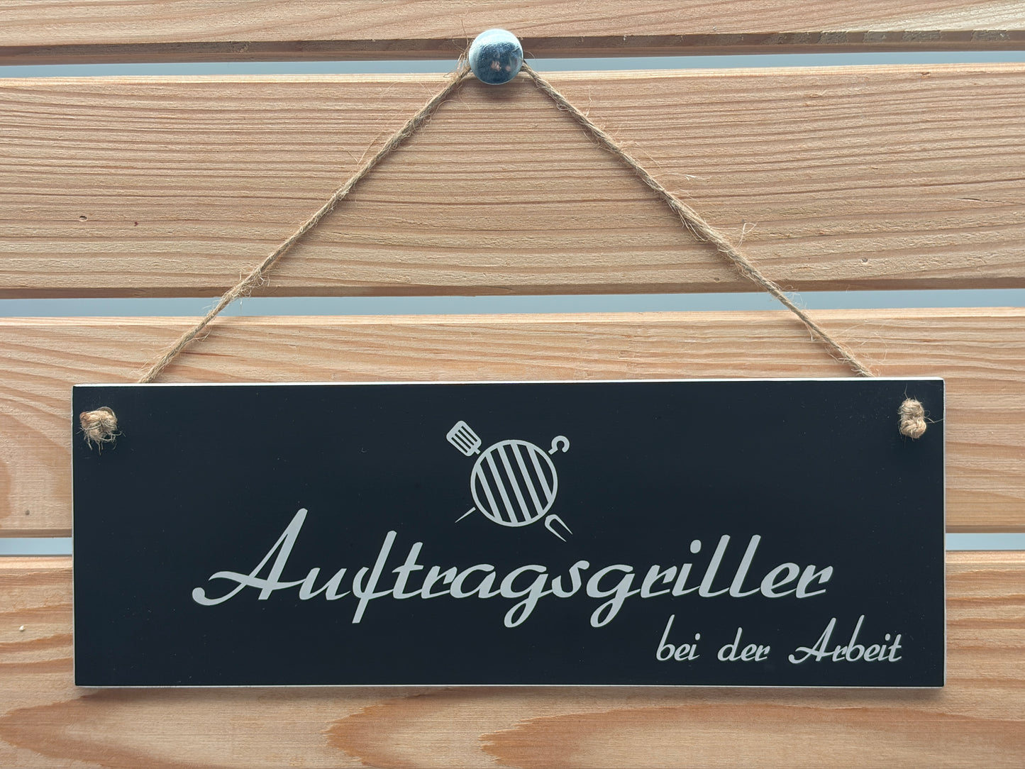 Schwarz Eloxiertes Aluminiumschild mit Lasergravur Auftragsgriller bei der Arbeit