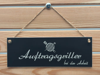 compare product Eloxiertes Aluminiumschild mit Lasergravur – Auftragsgriller bei der Arbeit