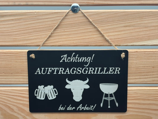 Eloxiertes Aluminiumschild mit Lasergravur – Achtung Auftragsgriller